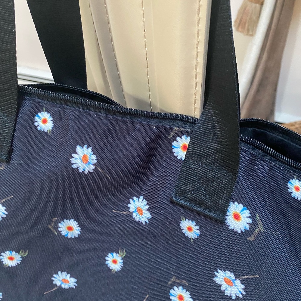 Alice & Olive Travel Daisy Print Duffle Bag Overnight - Picture 13 of 14